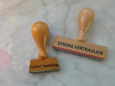 2 Stempel aus Holz, Streng vertraulich und Kopien bestätigt, sehr gut erhalten