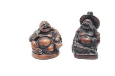 2 sitzende Buddha Figuren (ich denke es ist Holz)