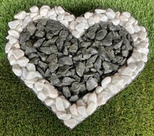 Herz Gitter mit kleinen Carrara & Basalt Steinen für Allerheiligen Grabschmuck