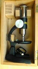 Altes Mikroskop ohne Lampe mit Spiegel Hammann im Holzkasten