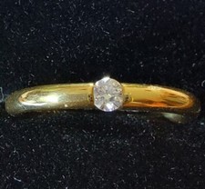 Goldring 585 GG, Spannring-Optik, Brillant 0,10 ct. weiß/si, RW 53,5.