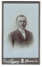 Fotografie Ernst Freygang, Penig i / S., Portrait junger Herr im Anzug mit Flie 