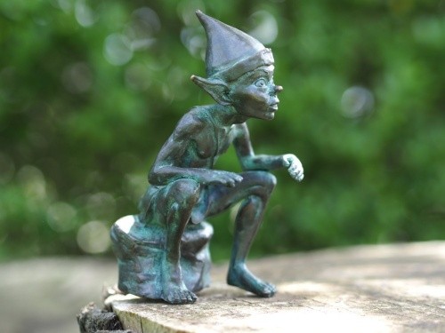 Bronzefigur gnom beobachtend - bronzefigur, gnom,