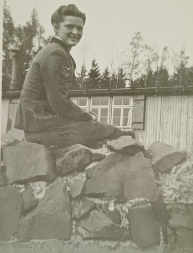 Junge frau mädchen sitzt - junge,