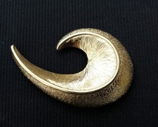 Grosse goldfarbene Brosche