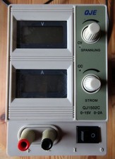 Labornetzgerät QJE  regelbar 0-15 V, 0-2 A, beleuchtete LCDs