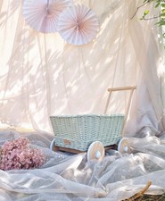 Olivgrüner Spielzeugwagen aus