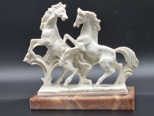 Alabaster Figur „Zwei Pferde“ auf Marmorsockel – Handarbeit – 18 cm – Weiß