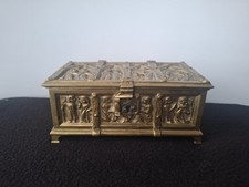 Schmuck-Ziertruhe aus Messing Reliefdekor m. figürlichen Szenen Samtfutter Antik