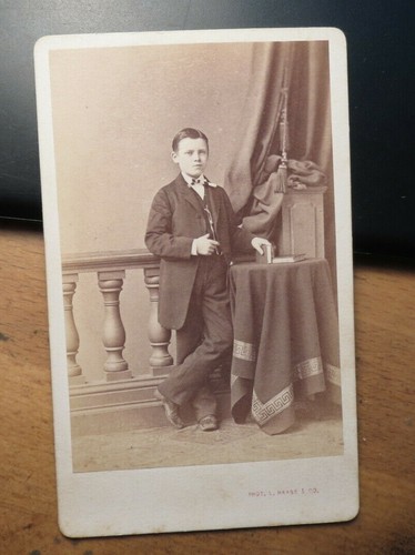 Junge mit buch - -, 1860er