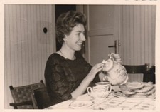 Foto Schöne Frau am Kaffeetisch  tolle Mode schöne Tapete 50er Jahre