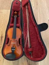 Violine 1/2 von Hellwey mit Kinnhalter aus Kunststoff im Koffer,