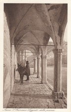 Assisi, S. Francesco, Unterer Platz, Arkaden ngl G0108