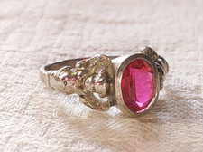UM 1890: antiker Ring Engel