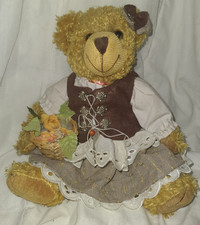 RF-Reinart Faelens-Collection -- Teddybär im süßen Dirndl und Korb --ca. 32cm