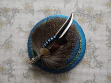 Fascinator Kopfschmuck Seide mit Posamentenborte und Federn