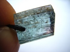 Blauer TURMALIN Kristall ( Indigolith ), gebohrt, am Band