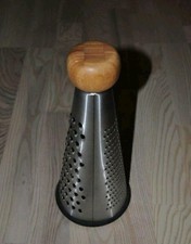 Küchenreibe Raspel Edelstahl - Holzgriff Design Reibe in Kegelform