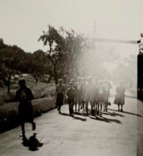 Steinbach Kinder mit Halstuch Pioniere wandern Straße Pfadfinder Schüler Foto