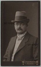 Mann mit Homburger Hut ca