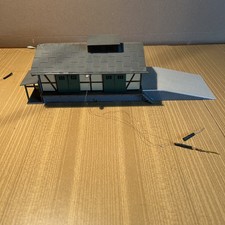 H0 Güterschuppen Auhagen 11351 mit 2 Wandlampen Busch 4133, fertig gebaut