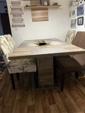 Ausziehbarer Esstisch Fast Neuer Zustand.Vier Stühle mit Gebrauchsspuren Siehe