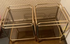  2  Messingfarbige Beistelltischchen,je 2 Rauchglasfarbige Glasplatten