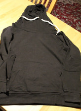 DNGRS, schwarzer Kaputzenpulli mit weißer Kordel