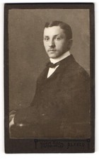 Fotografie Herm. Bock, Alfeld, Portrait junger Herr im Anzug mit Fliege 