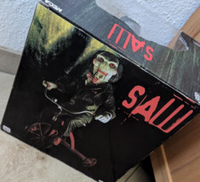 SAW Dreirad Mit Puppe 12 Inch NECA SELTEN RAR OVP Jig Saw Film Statue Figur 2013