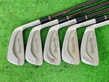 Mizuno Champion Flag Eisensatz