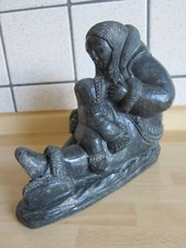 A Wolf Sculpture hand made in Canada stillende Inuit Frau 14cm hoch