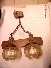 Deckenlampe mit 2  Glasschirmen an Holzbalken, Balkenbreite 47 cm, Schirm DM 18
