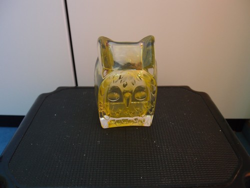 Eule aus gelblichen - , glas