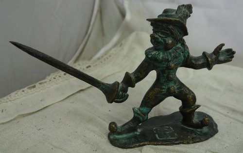 Bronzefigur mann mit schwert - bronzefigur,