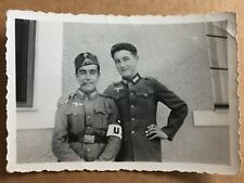 WH 2 Soldaten mit frühem Schiffchen, Beutejacke, UvD Armbinde, Pfeife, Foto Wien