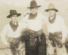 73/722 AK FOTO WILDE TYPEN - BÄREN - JÄGER AUFTRAGSKILLER COWBOY WAFFEN PISTOLE