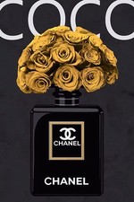 Coco Chanel Flakon mit Blumen