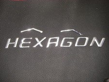 HEXAGON Emblem Buchstaben auf