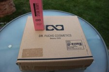 Beauty-Tool mit Serum von Dr. Fuchs Cosmetics zur optischen Verjüngung!