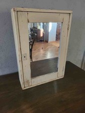 alter Medikamentenschrank mit