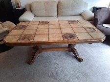Massiver Couchtisch mit