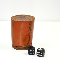 DDR Set 2 Würfel mit Leder- Würfelbecher Spielzeug Ostalgie 9382