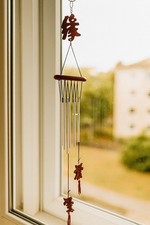 Windspiel aus Holz & Metall–Harmonische Klänge, Deko für Fenster, Balkon &Garten