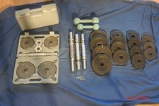 Hanteln: 2 Koffer, Hantelstangen, Hantelscheiben, Fäustlinge