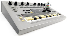 Roland 303 synthesizer - mc-303,