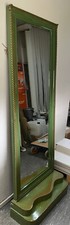 Eleganter, antik wirkender Standspiegel mit stabilem Holzrahmen. Ein wunderschön