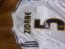Von Zidane signiertes Real