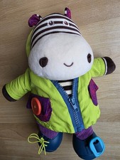 B. toys Zebra Kuscheltier zum Anziehen lernen Schleife Reißverschluss Knopf 