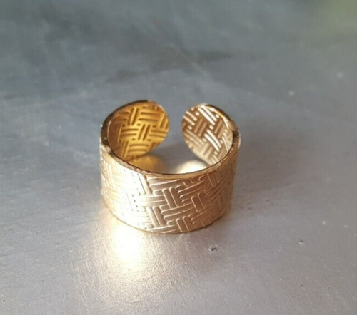 Goldener ring mit muster - mit,